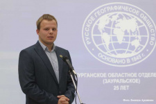Председатель Курганского отделения РГО Илья Николаев открывает торжественный вечер. Фото Леонида Архипова, городская газета Курган и курганцы.