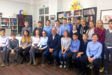 Илья Головачёв со слушателями Областной библиотеки