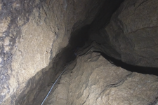 Пещера, обнаруженная в Крыму. Стоп-кадр из видео Анатолия Пряшникова