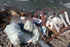 Технический мусор у уреза воды. Фото предоставлено ФГБУ "Заповедники Таймыра"
