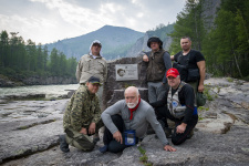 У памятной доски на водопаде на р.Улья. Фото :Леонид Захаров