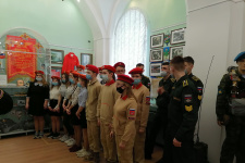 Участники регионального отделения ВДЮОД "Школа безопасности" из школы №29, юнармейцы школы №23 и курсанаты Военной академии РХБЗ.