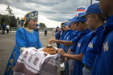 Хлебом-солью встречали юных корабелов в Вытегре