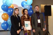 Представитель команды проекта реготделения РГО Ирина Филимонова получает сертификат 