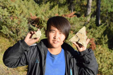 Семен Новгородов с палеонтологическими образцами. Фото П.Ноговицына