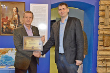 Вручение Почётной грамоты. Слева направо: Михаил Малахов, Дмитрий Цапенко