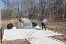 Уборка вокруг памятного камня. Фото из личного архива участников акции