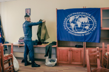 Волонтёры собирают вещи для погорельцев. Фото Сибирской пожарно-спасательной академии ГПС МЧС России