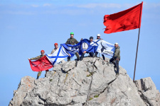 Флаги над Ай-Петри. Фото: Юрий Югансон