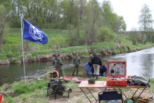 Работы по размыванию дна помогают освободить детали самолёта от камней и песка. Фото предоставлено кинокомпанией "Скайфёст"