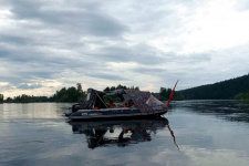 Экспедиция использует излюбленное транспортное средство жителей Приленья - моторные лодки. Фото А. Астафьева