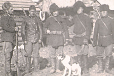 Крайний слева В.К. Арсеньев со своим отрядом. Вероятно, 2-й слева А.И. Мерзляков. Архив ПКО РГО – ОИАК.