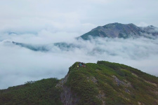 Вид на "Вершины дружбы" (слева направо): скала Кахея, гора Рикорда, гора Головнина