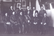 В первом ряду крайний слева В.К. Арсеньев. Хабаровск. 1912 г. Гродековский музей.