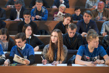 Участники Географического диктанта — 2018 на центральной площадке в МГУ имени М.В. Ломоносова. Фото: пресс-служба РГО Участники Географического диктанта — 2018 на центральной площадке в МГУ имени М.В. Ломоносова. Фото: пресс-служба РГО