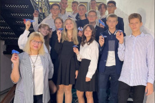Ученики Мариинской гимназии вместе с учителем Татьяной Черновой. Фото Татьяны Черновой.