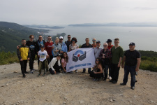 Участники экспедиции на Камчатку с флагом Ново-Рязанской ТЭЦ
