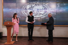 Николай Касимов вручает малую бронзовую медаль Молодёжному клубу РГО при Оренбургском отделении (фото Анна Юргенсон)