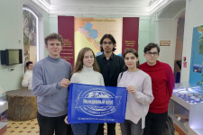 Фото активистов Молодежного клуба с флагом