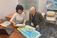 Владимир Черенков передаёт экспонаты в музей. Фото: Красноярское краевое отделение РГО