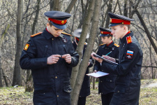 Участники олимпиады по географии измеряют температуру и влажность почвы и воздуха. Фото: Владимир Нескоромный / пресс-служба РГО