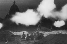 Зенитный расчёт ведёт огонь в окрестностях Исаакиевского собора во время обороны Ленинграда в 1941 году. Фото: wikipedia.org/Борис Кудояров