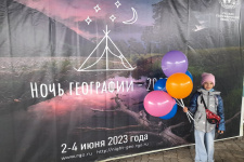 Полина Козленя на фоне баннера. Фото: Лидия Чурилина