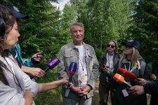 Член Попечительского совета РГО Герман Греф провёл на Алтае экскурсию для журналистов. Фото: Анна Юргенсон / пресс-служба РГО