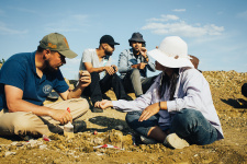 Участники международного палеонтологического лагеря на раскопках. Фото: Михаил Денисов