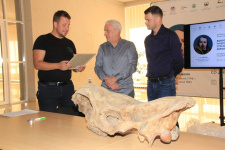 Передача черепа шерстистого носорога. Фото: Ульяновское областное отделение РГО.