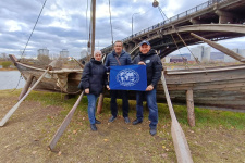 В центре Денис Рогозин - создатель струга "Такмак". Фото: Красноярское краевое отделение РГО