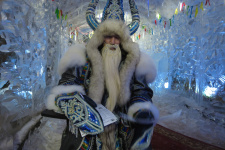 Якутский Дед Мороз - Чысхаан тоже решил проверить свои познания в географии. Фото: О. Желнин