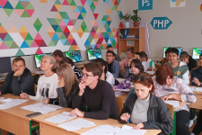 Участники диктанта отвечают на вопросы. Фото: Криницын И.