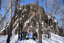 Туристическая группа отделения РГО в ЕАО у подножия памятника природы «Камень-монах». Фото: Сергей Григорьев