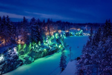 Ночная подсветка в каньоне включается в зимнее время. Фото: https://vk.com/ruskealapark
