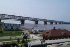 Амурский мост и его музей (летнее фото 2019 года)