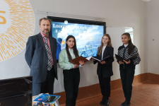 Криницын И. с участниками встречи. Фото: Пресс-служба школы №33 г. Самарканда