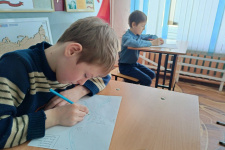 Ребята изучают маршруты экспедиций Бегичева. Фото: Галина Унежева