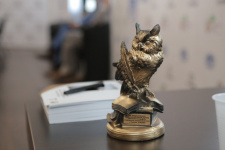 The prize of the Geography Experts Tournament. Photo: Krasnodar Regional Branch of the Russian Geographical Society / OTEKO press service