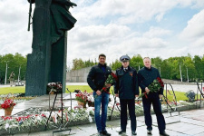 У монумента воинской и трудовой Славы, фото Сергея Дворянкина