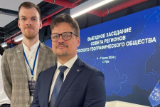 Председатель Кемеровского регионального отделения РГО Владимир Поддубиков и руководитель Молодежного клуба РГО Кирилл Макаров (слева)