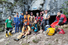 После маршрута на входе в пещеру Киндерлинская После маршрута на входе в пещеру Киндерлинская