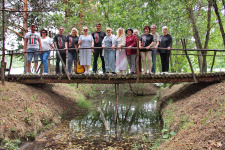 Участники встречи на мостке в Армиево, фото Бориса Тишулина