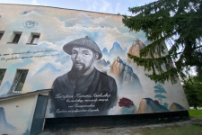 Граффити, посвященное Никите Бичурину на стене Чувашского госуниверситета. Фото Чувашского отделения РГО