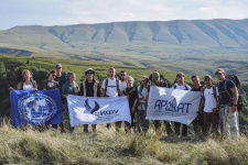 Рука помощи на пути к вершине. Фото: Кристина Игнатовская