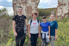 Участники экспедиции рядом с развалинами Феодоровской церкви, фото участников экспедиции