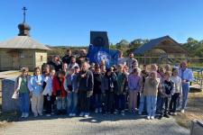 Участники молодёжго мероприятия у памятника Загоскину, фотоматериал Михаила Ильина