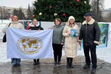 Председатель Костромского отделения Дмитрий Шнур поздравляет участницу Геодиктанта Любовь Володину. Фото Натальи Шумиловой