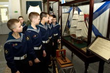 Нахимовцы рассматривают Бриг "Меркурий". Фото: Юрий Югансон/Севастопольское городское отделение РГО