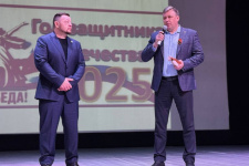 Дмитрий Шнур передал кисет юбилейного Марафона памяти Костромского отделения РГО главе Солигаличского округа Александру Вакурову